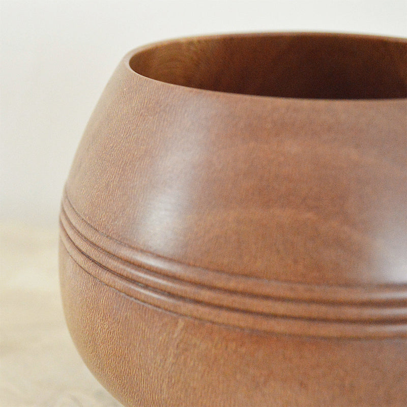 wood turned three leg bowl by Brenda Beherens wood grain close up
